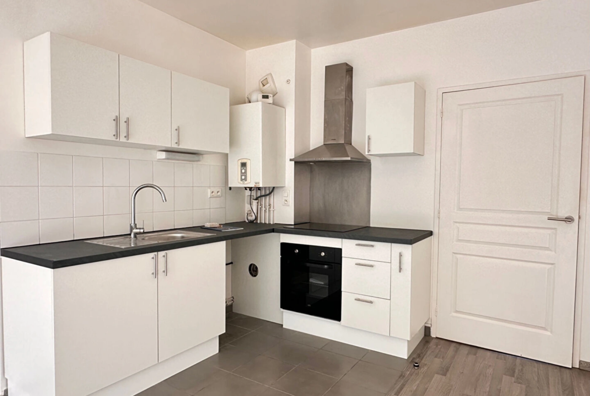 Appartement 3 pièces traversant de 55 m² à Saint‑Brieuc centre‑ville, balcon, terrasse, parking privé et ascenseur PMR.