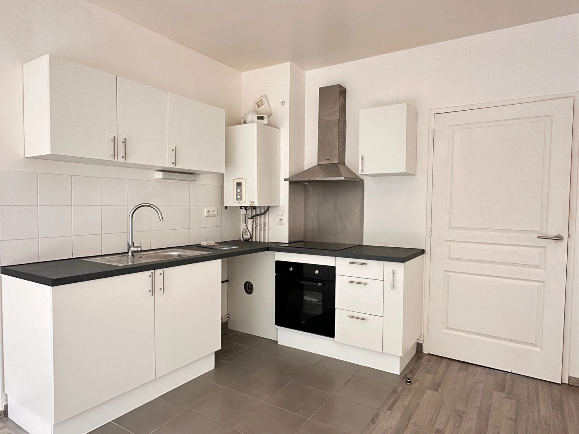 Appartement 3 pièces traversant de 55 m² à Saint‑Brieuc centre‑ville, balcon, terrasse, parking privé et ascenseur PMR.