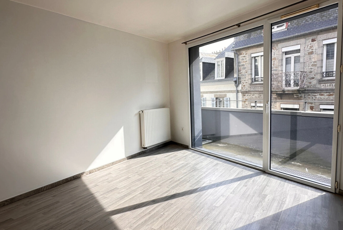 Appartement 3 pièces traversant de 55 m² à Saint‑Brieuc centre‑ville, balcon, terrasse, parking privé et ascenseur PMR.