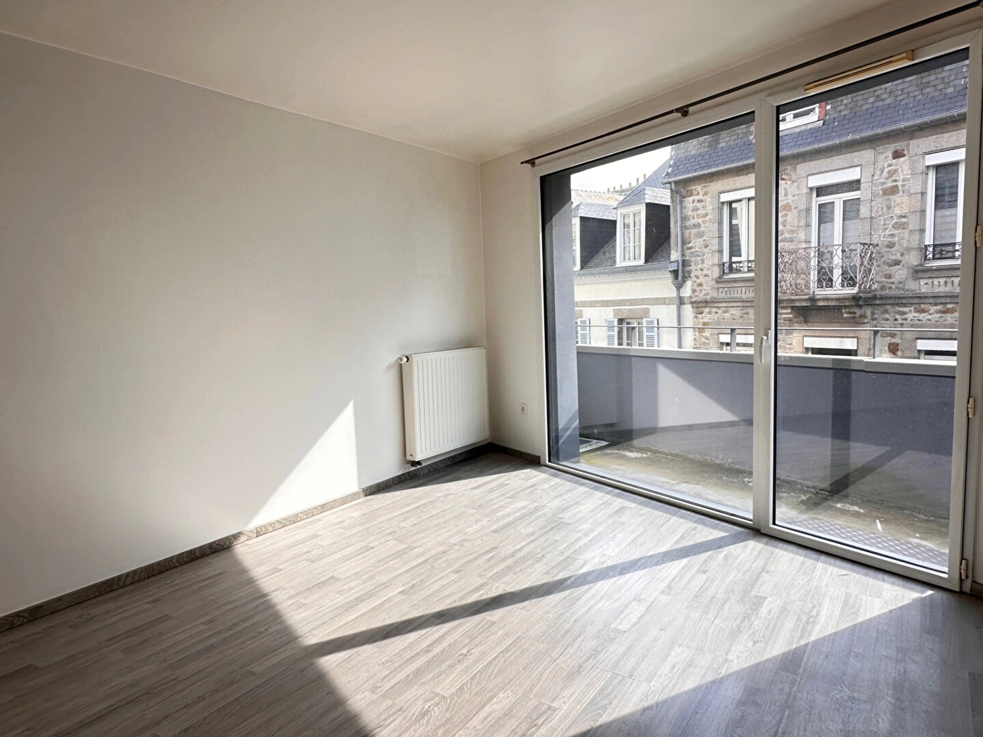 Appartement 3 pièces traversant de 55 m² à Saint‑Brieuc centre‑ville, balcon, terrasse, parking privé et ascenseur PMR.