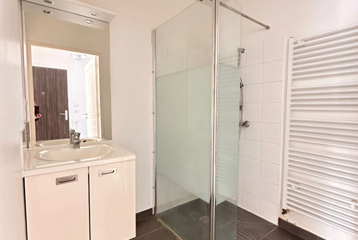 Appartement 3 pièces traversant de 55 m² à Saint‑Brieuc centre‑ville, balcon, terrasse, parking privé et ascenseur PMR.