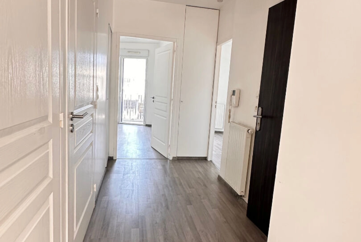 Appartement 3 pièces traversant de 55 m² à Saint‑Brieuc centre‑ville, balcon, terrasse, parking privé et ascenseur PMR.