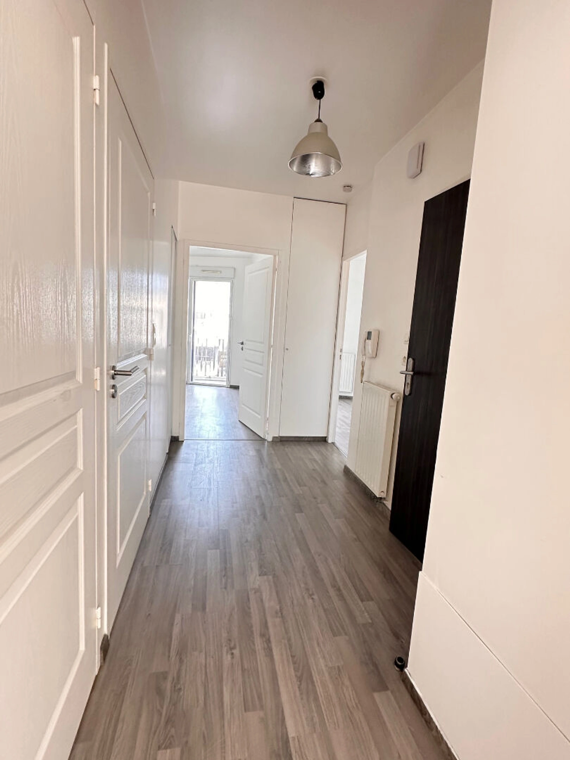 Appartement 3 pièces traversant de 55 m² à Saint‑Brieuc centre‑ville, balcon, terrasse, parking privé et ascenseur PMR.