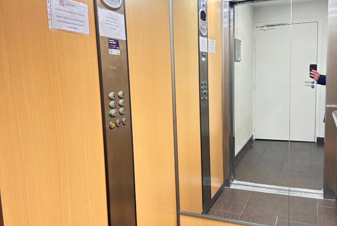 Appartement 3 pièces traversant de 55 m² à Saint‑Brieuc centre‑ville, balcon, terrasse, parking privé et ascenseur PMR.