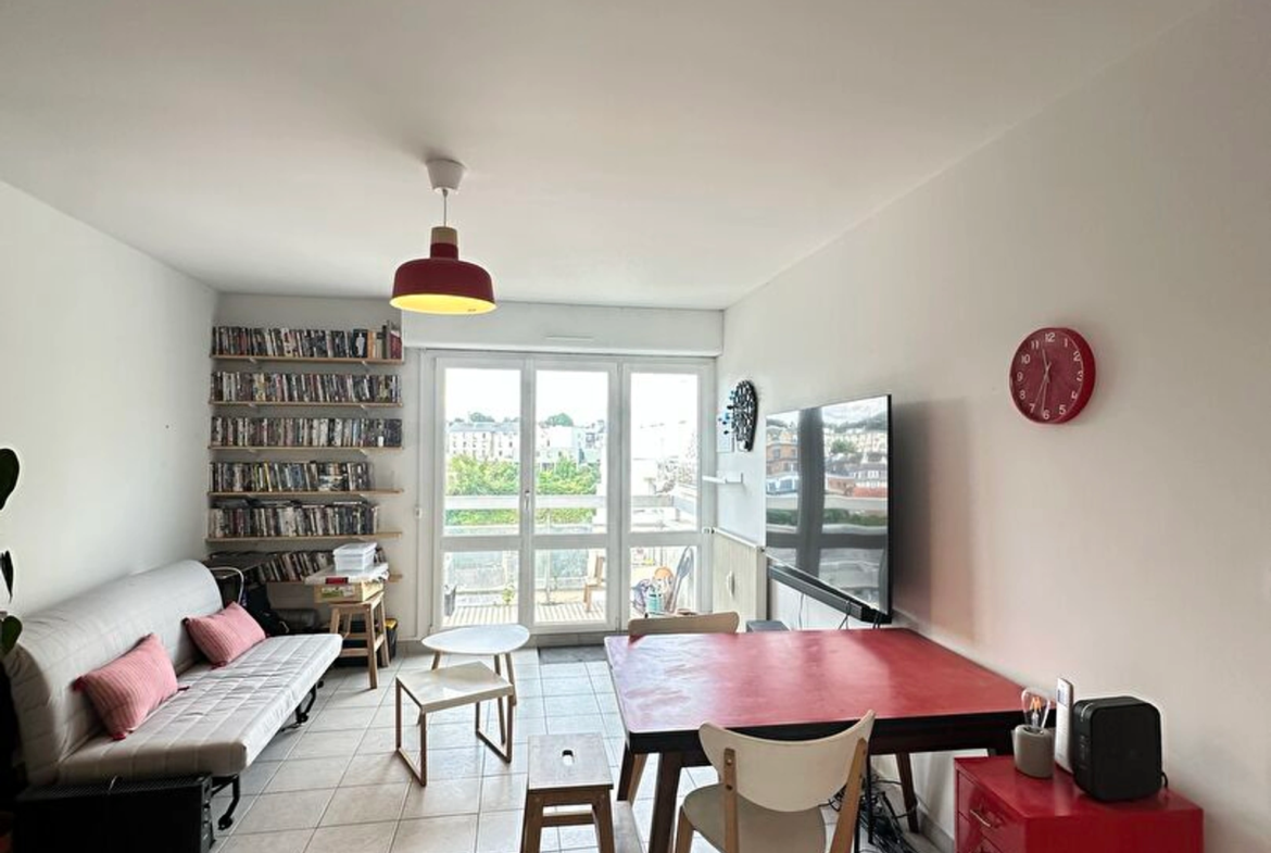 Appartement 2 pièces de 43 m² à Saint-Brieuc, quartier Saint-Michel, avec ascenseur, cave et vue dégagée.