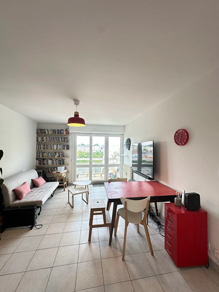 Appartement 2 pièces de 43 m² à Saint-Brieuc, quartier Saint-Michel, avec ascenseur, cave et vue dégagée.