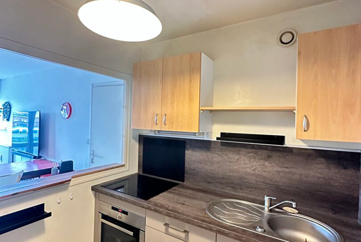 Appartement 2 pièces de 43 m² à Saint-Brieuc, quartier Saint-Michel, avec ascenseur, cave et vue dégagée.