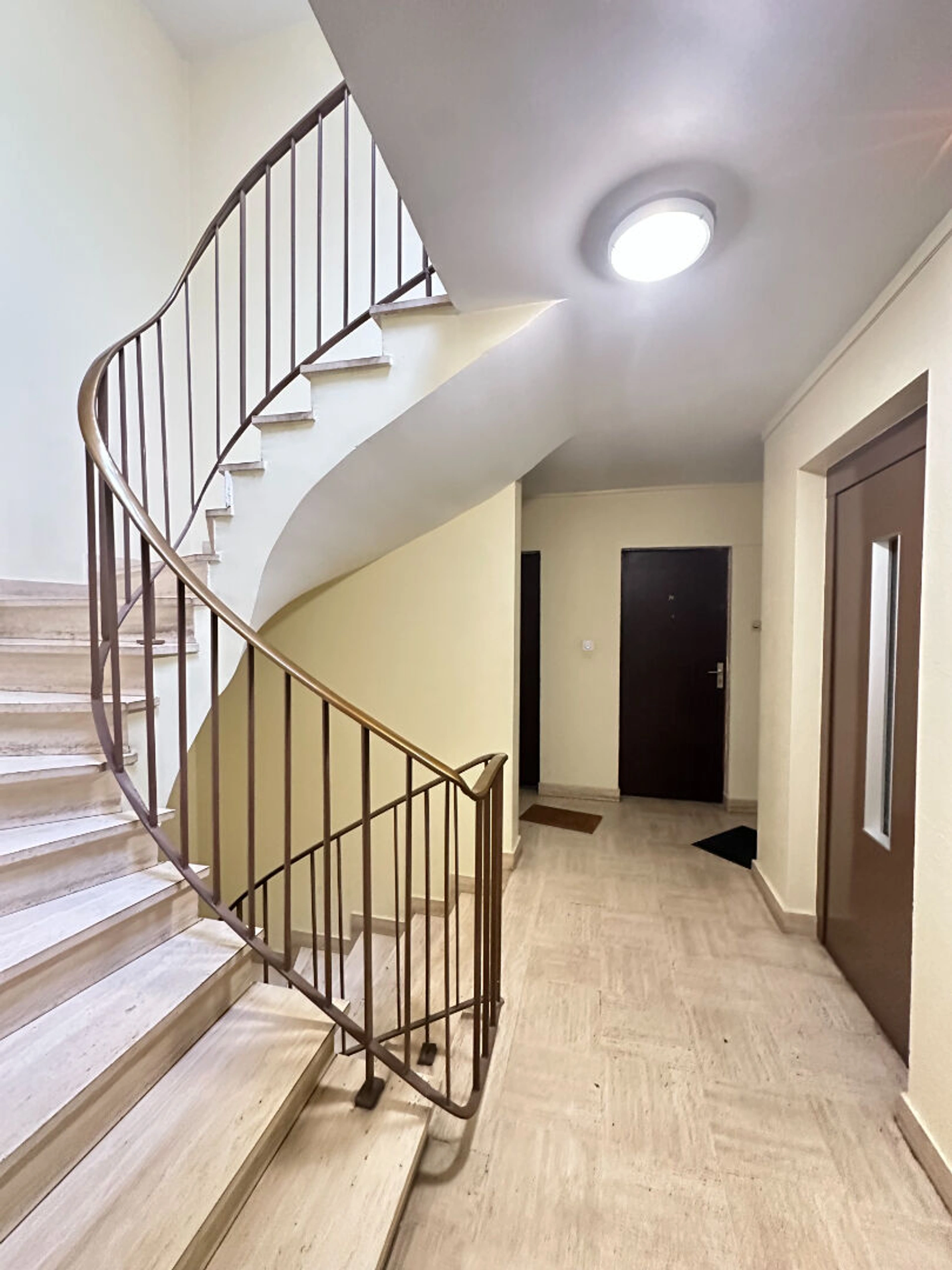 Appartement 2 pièces de 43 m² à Saint-Brieuc, quartier Saint-Michel, avec ascenseur, cave et vue dégagée.
