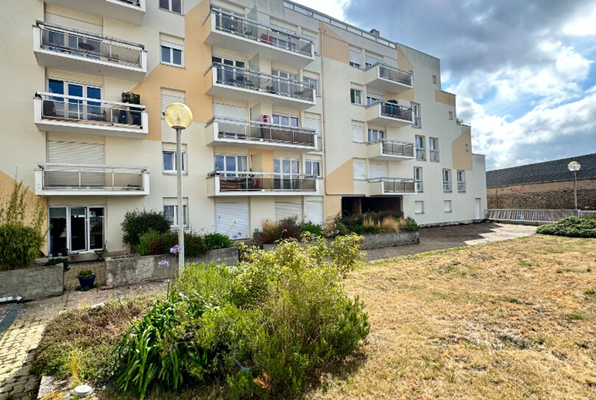 Appartement 2 pièces de 43 m² à Saint-Brieuc, quartier Saint-Michel, avec ascenseur, cave et vue dégagée.