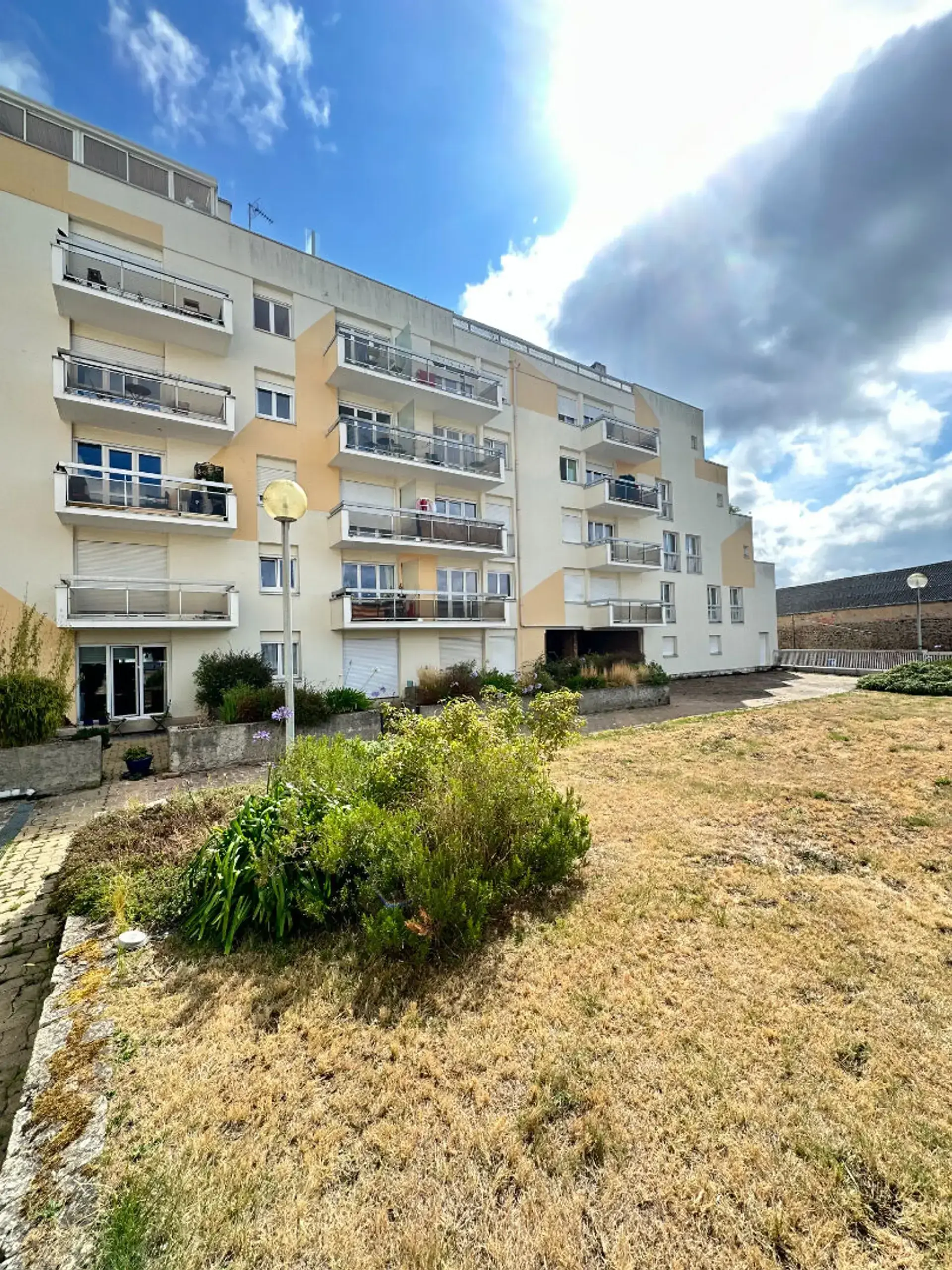 Appartement 2 pièces de 43 m² à Saint-Brieuc, quartier Saint-Michel, avec ascenseur, cave et vue dégagée.