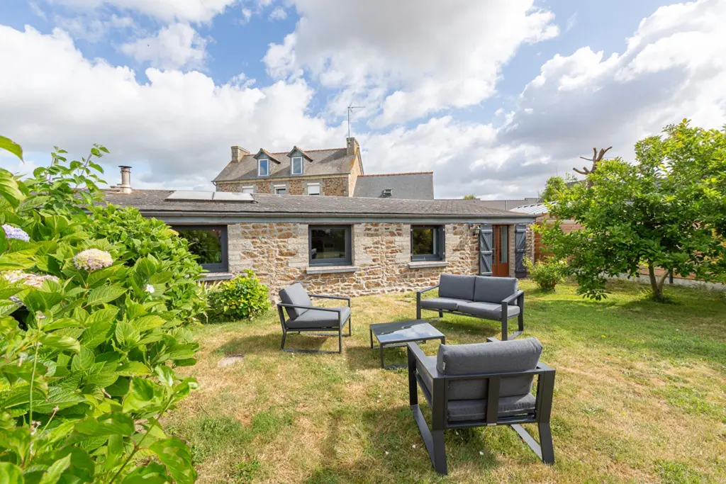 Maison plain‑pied 4 pièces de 91 m² à Pommeret avec garage et terrain 406 m², poêle à bois, au calme en impasse.