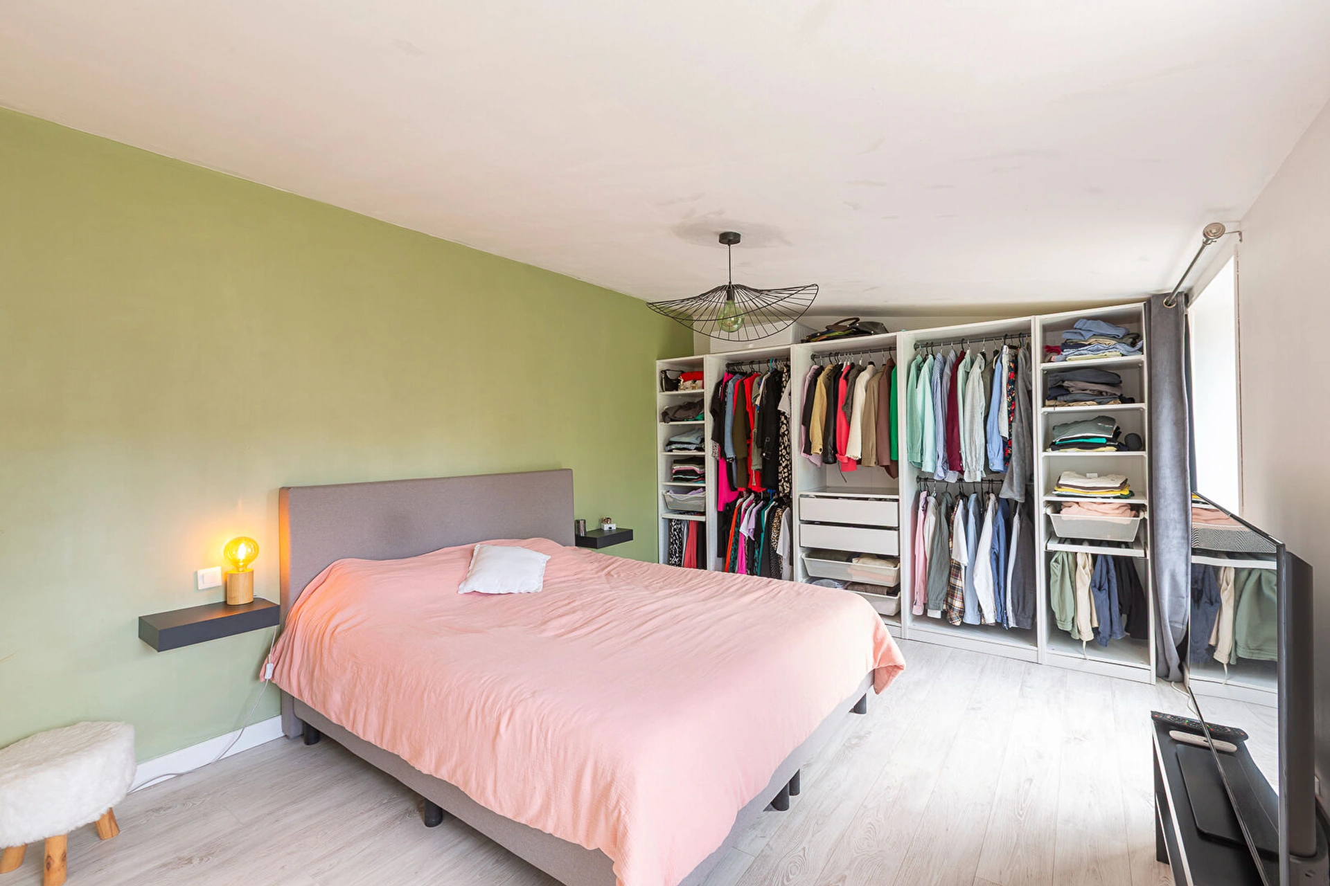 Maison plain‑pied 4 pièces de 91 m² à Pommeret avec garage et terrain 406 m², poêle à bois, au calme en impasse.