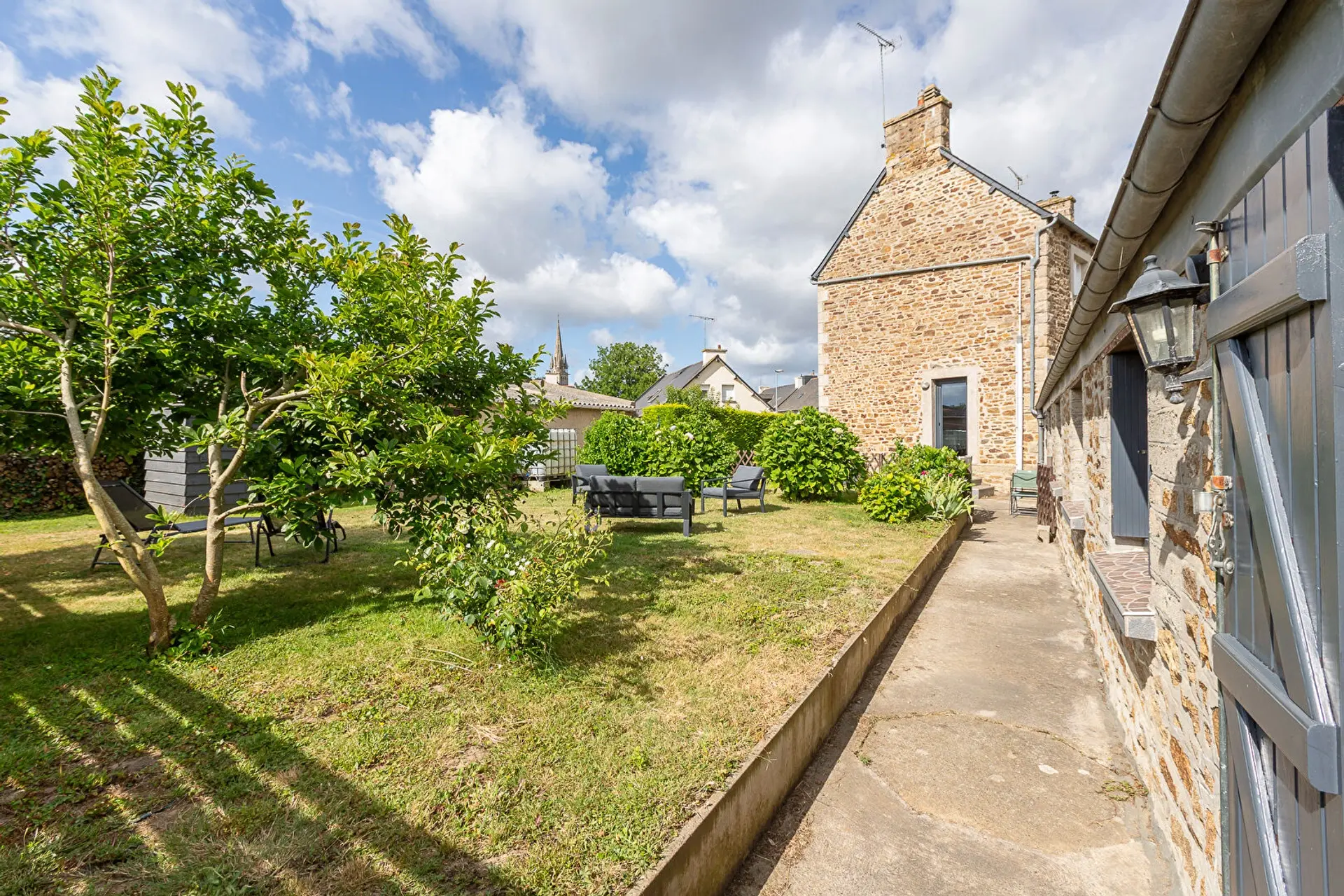 Maison plain‑pied 4 pièces de 91 m² à Pommeret avec garage et terrain 406 m², poêle à bois, au calme en impasse.