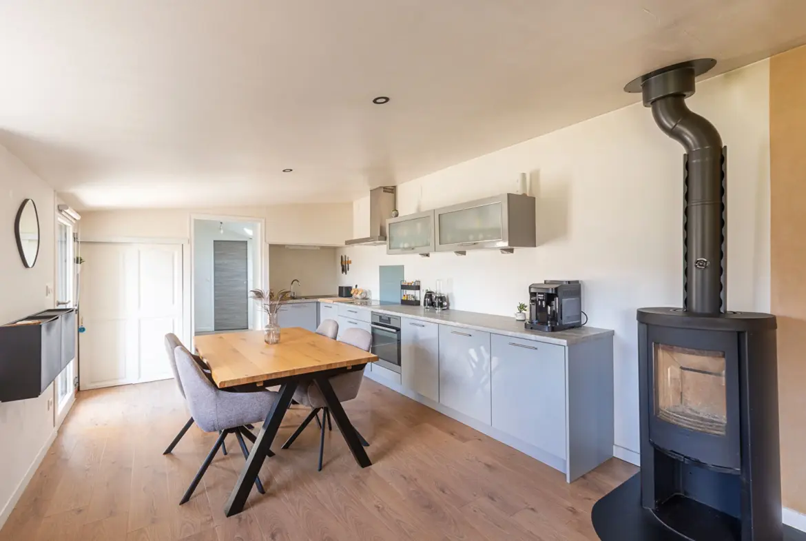 Maison plain‑pied 4 pièces de 91 m² à Pommeret avec garage et terrain 406 m², poêle à bois, au calme en impasse.