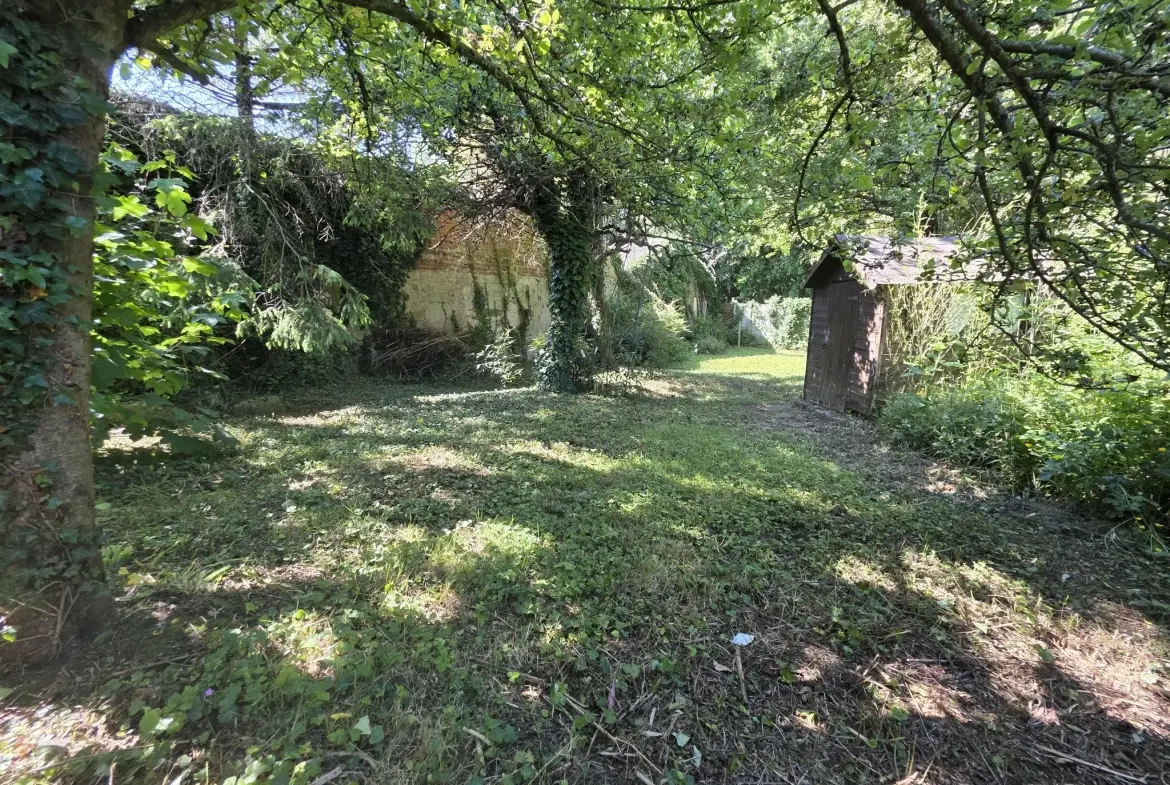 Maison semi mitoyenne avec 4 chambres, jardin et garage à Saint Martin Boulogne 