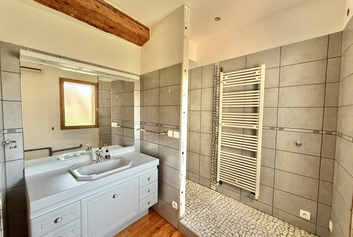 Appartement Duplex de 4 Pièces à Collioure avec Vue sur les Montagnes 