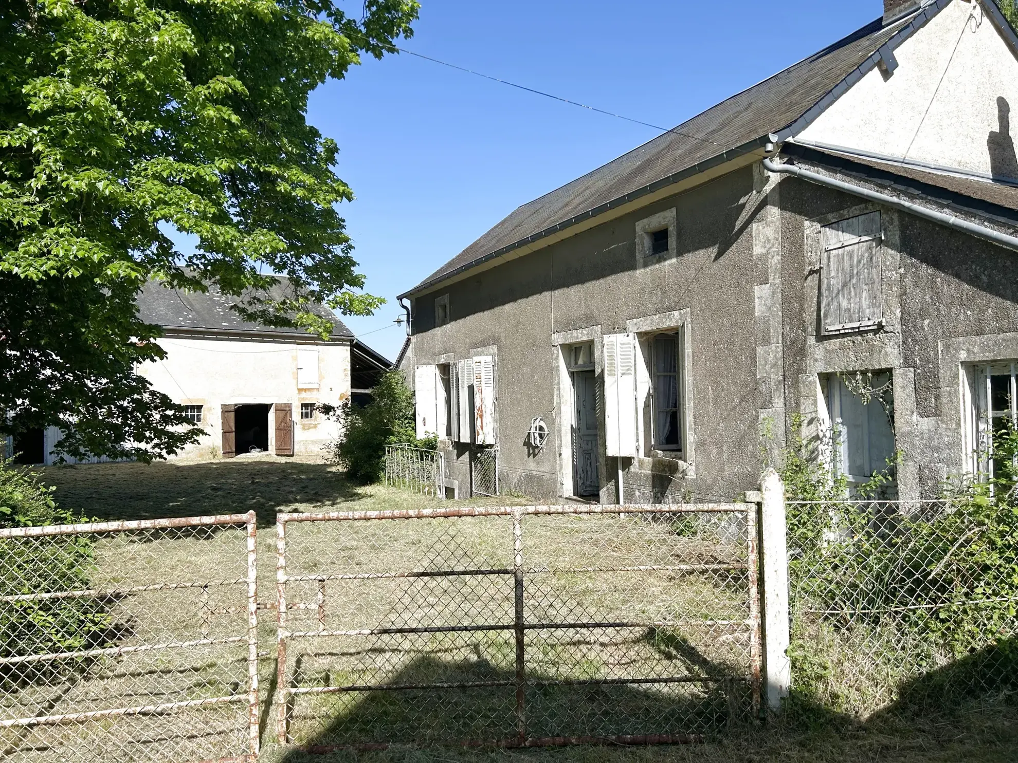 Maison à rénover avec grange et vue imprenable à Lurcy le Bourg 