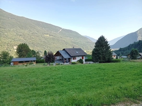Terrain à bâtir de 700 m² à La Chapelle, vue dégagée et ensoleillée