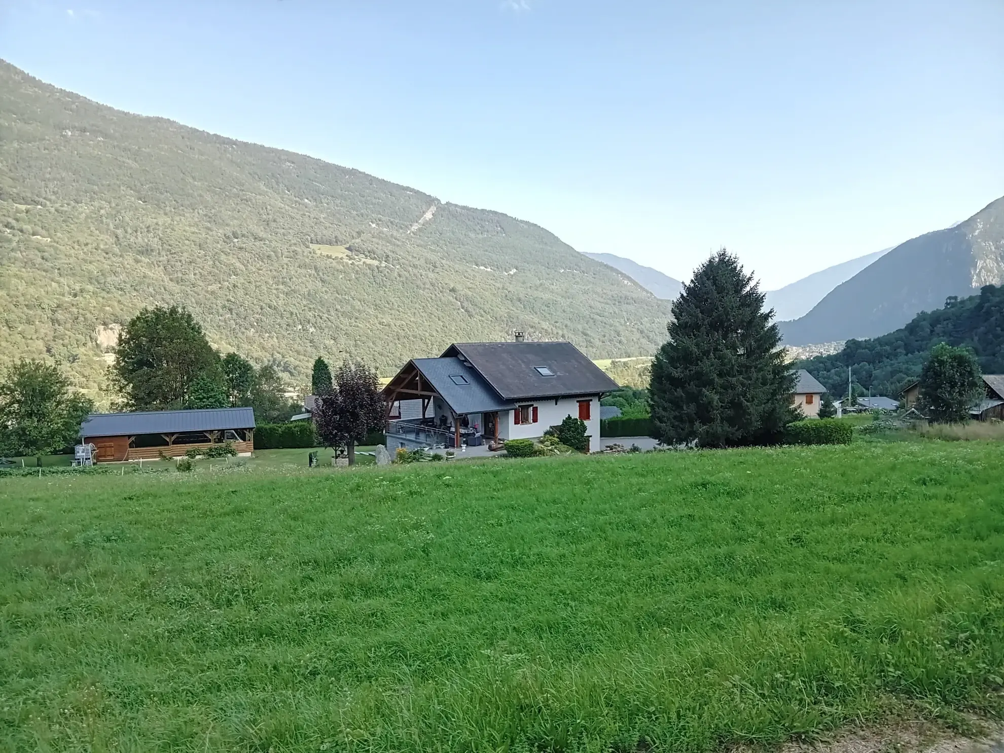 Terrain à bâtir de 700 m² à La Chapelle, vue dégagée et ensoleillée 