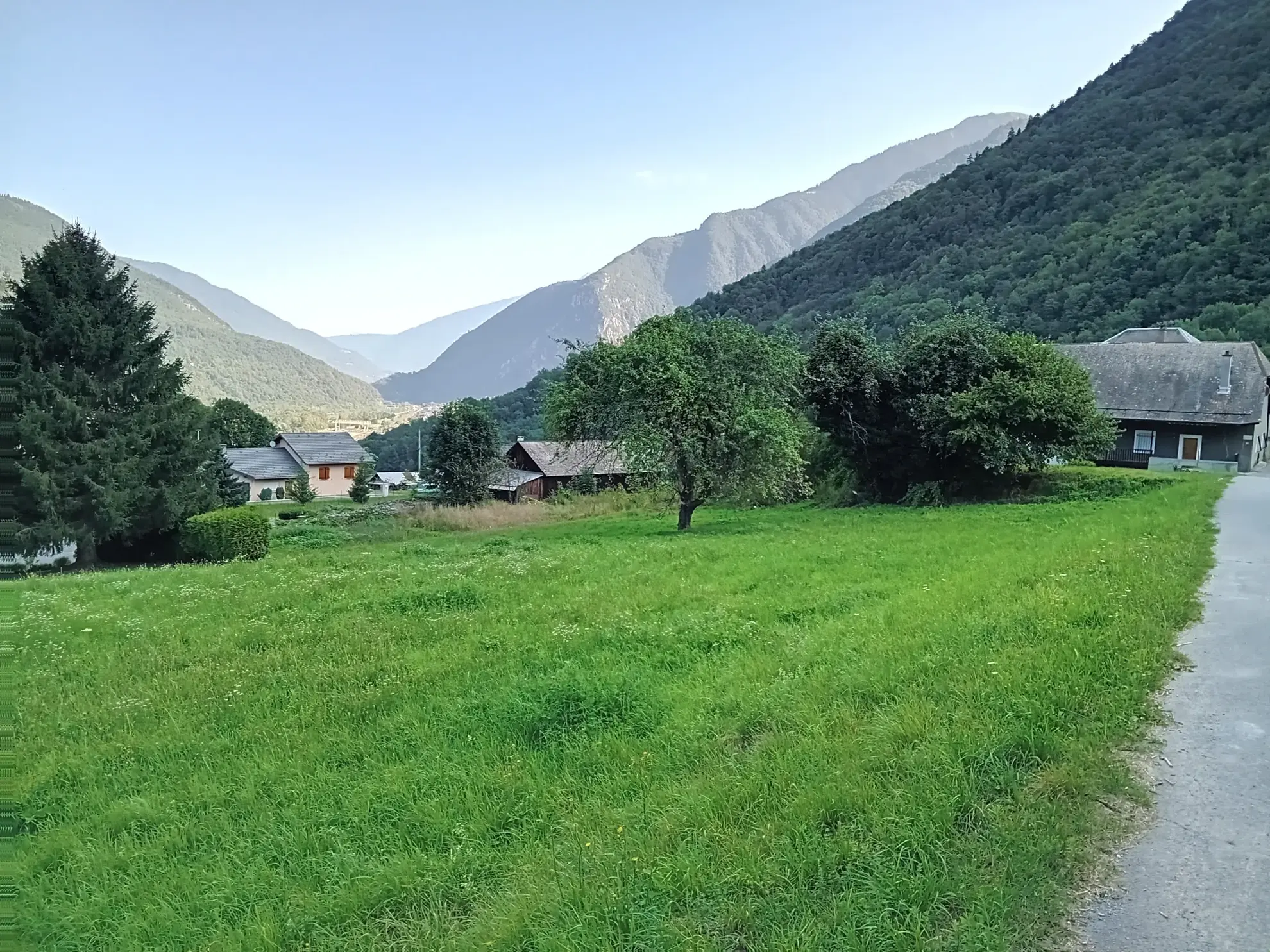 Terrain à bâtir de 700 m² à La Chapelle, vue dégagée et ensoleillée 