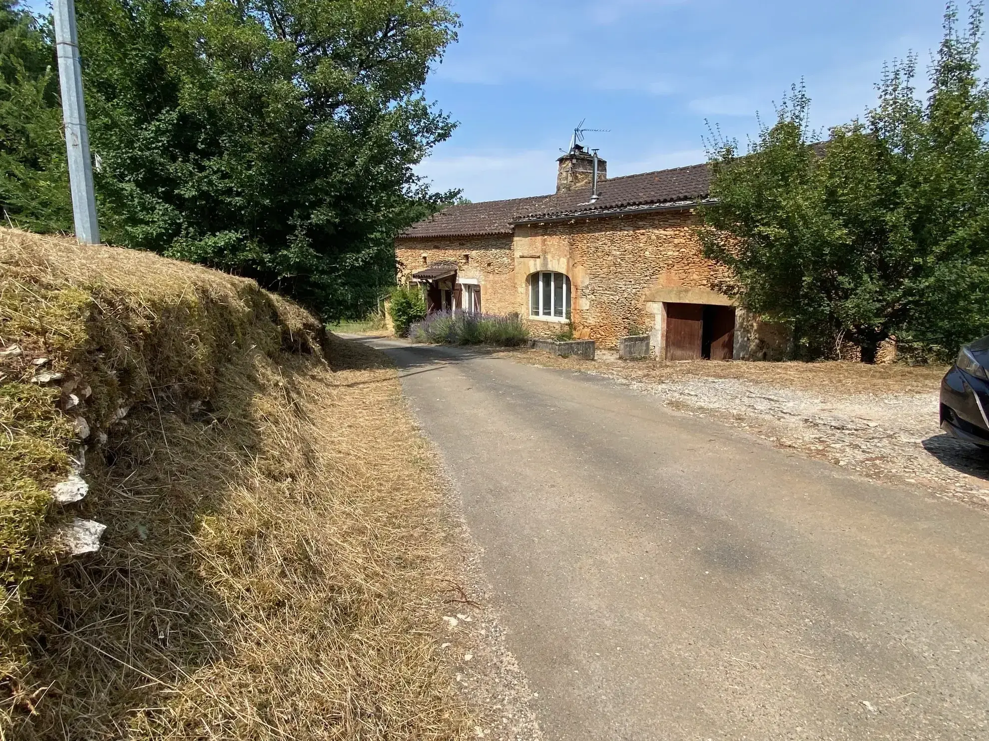 Maison en pierre à vendre à Blanquefort-sur-Briolance avec grand terrain 