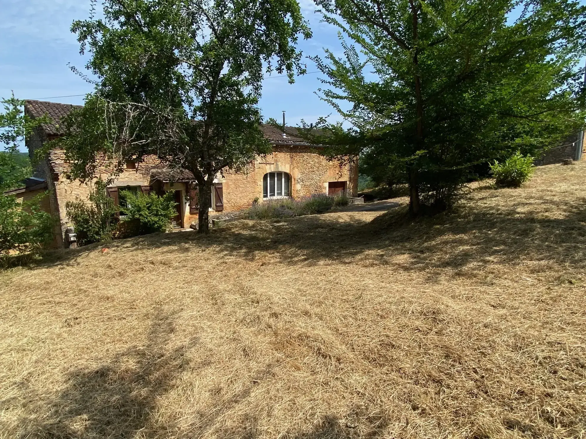 Maison en pierre à vendre à Blanquefort-sur-Briolance avec grand terrain 