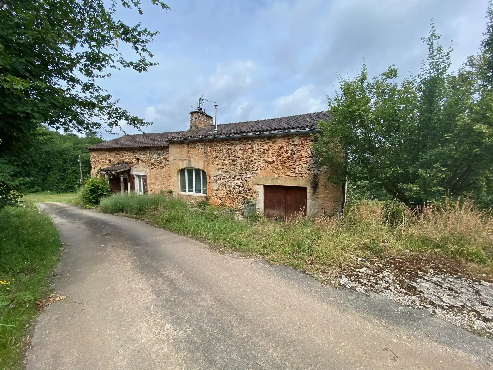Maison en pierre à vendre à Blanquefort-sur-Briolance avec grand terrain 