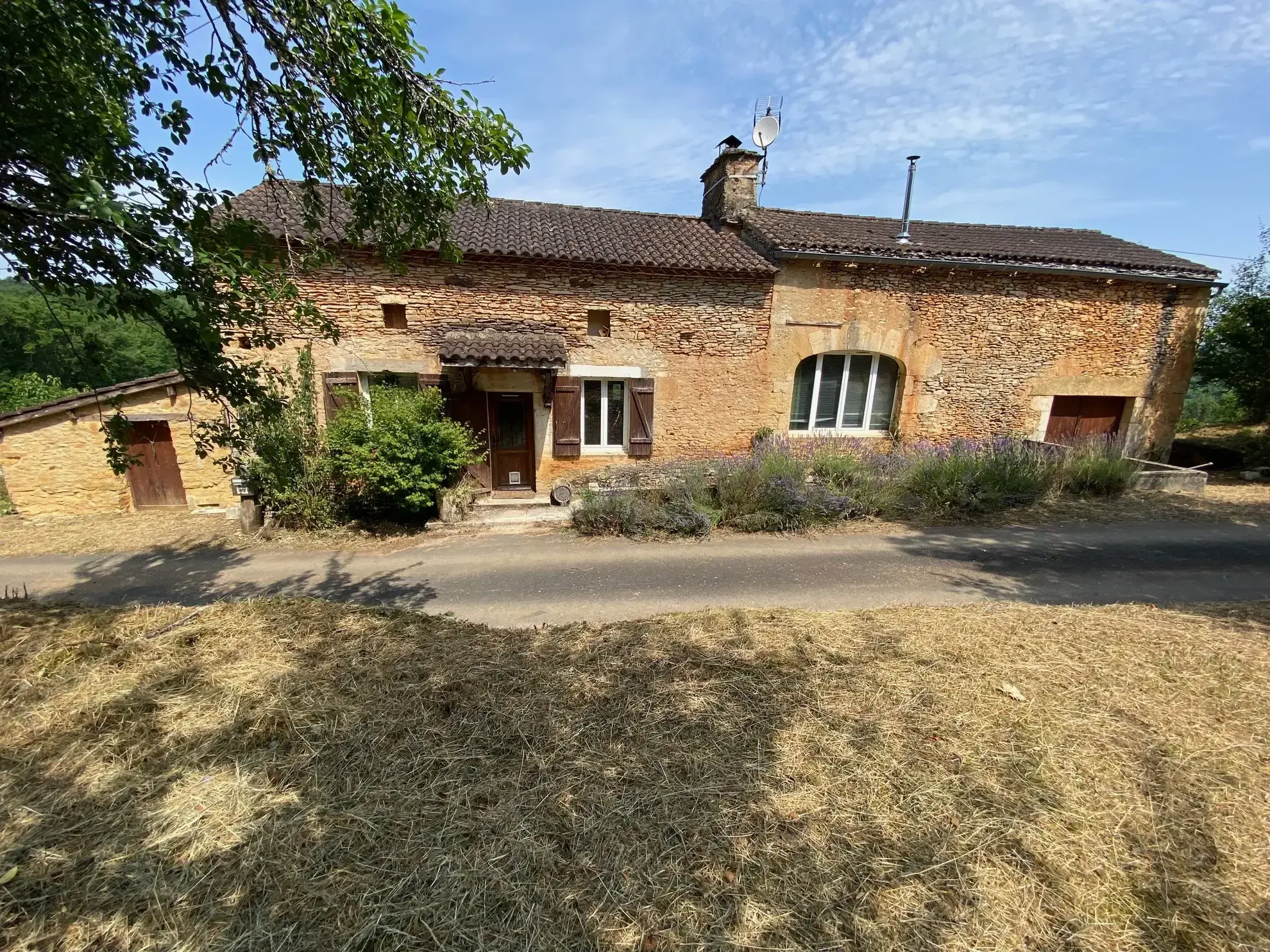 Maison en pierre à vendre à Blanquefort-sur-Briolance avec grand terrain 