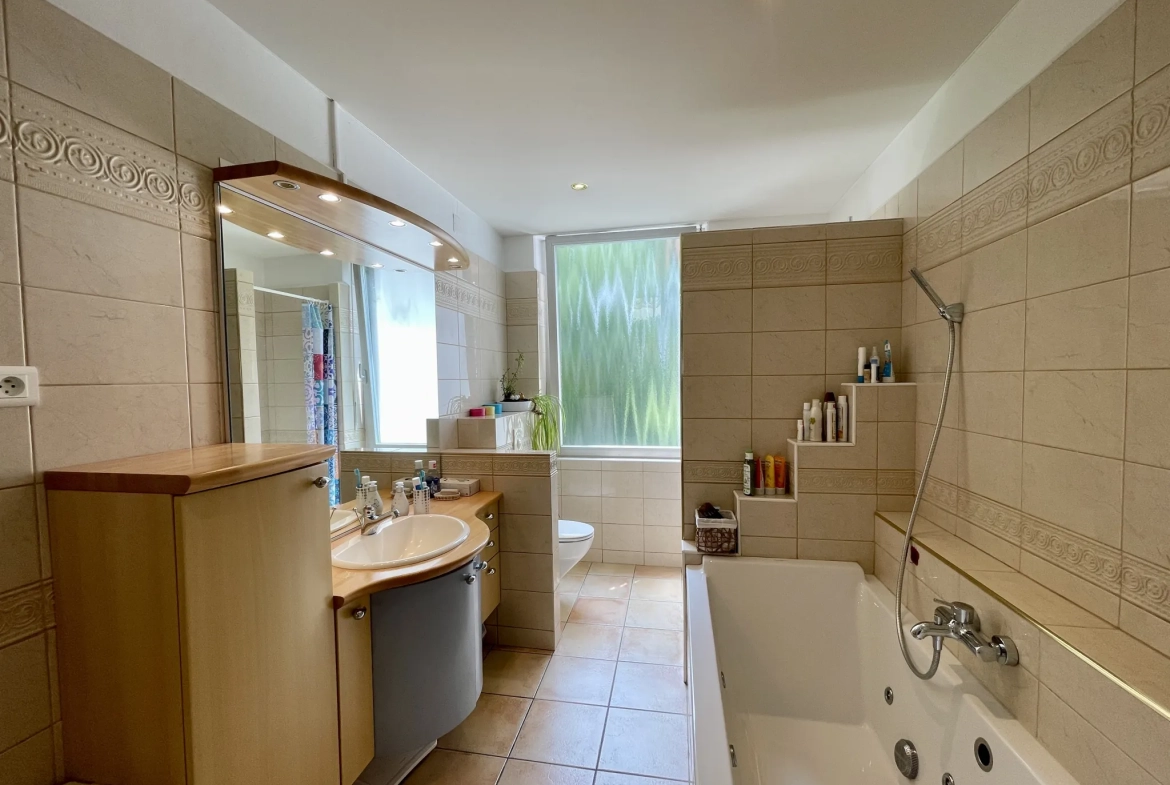 Appartement F5 avec jardin privatif à Kingersheim - Grande superficie et charme authentique 