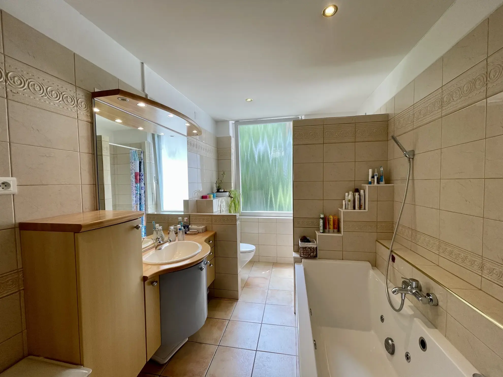 Appartement F5 avec jardin privatif à Kingersheim - Grande superficie et charme authentique 