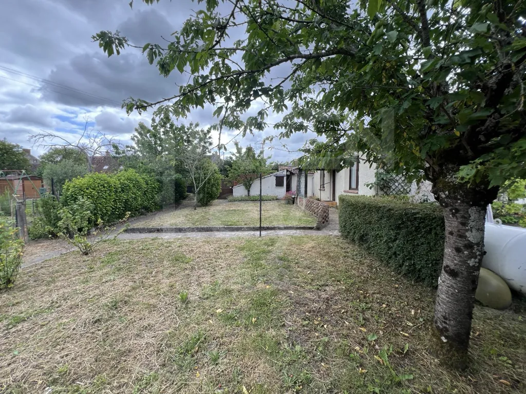 Maison ancienne à vendre à Varennes-Changy – 80 m², jardin et potentiel d'extension 