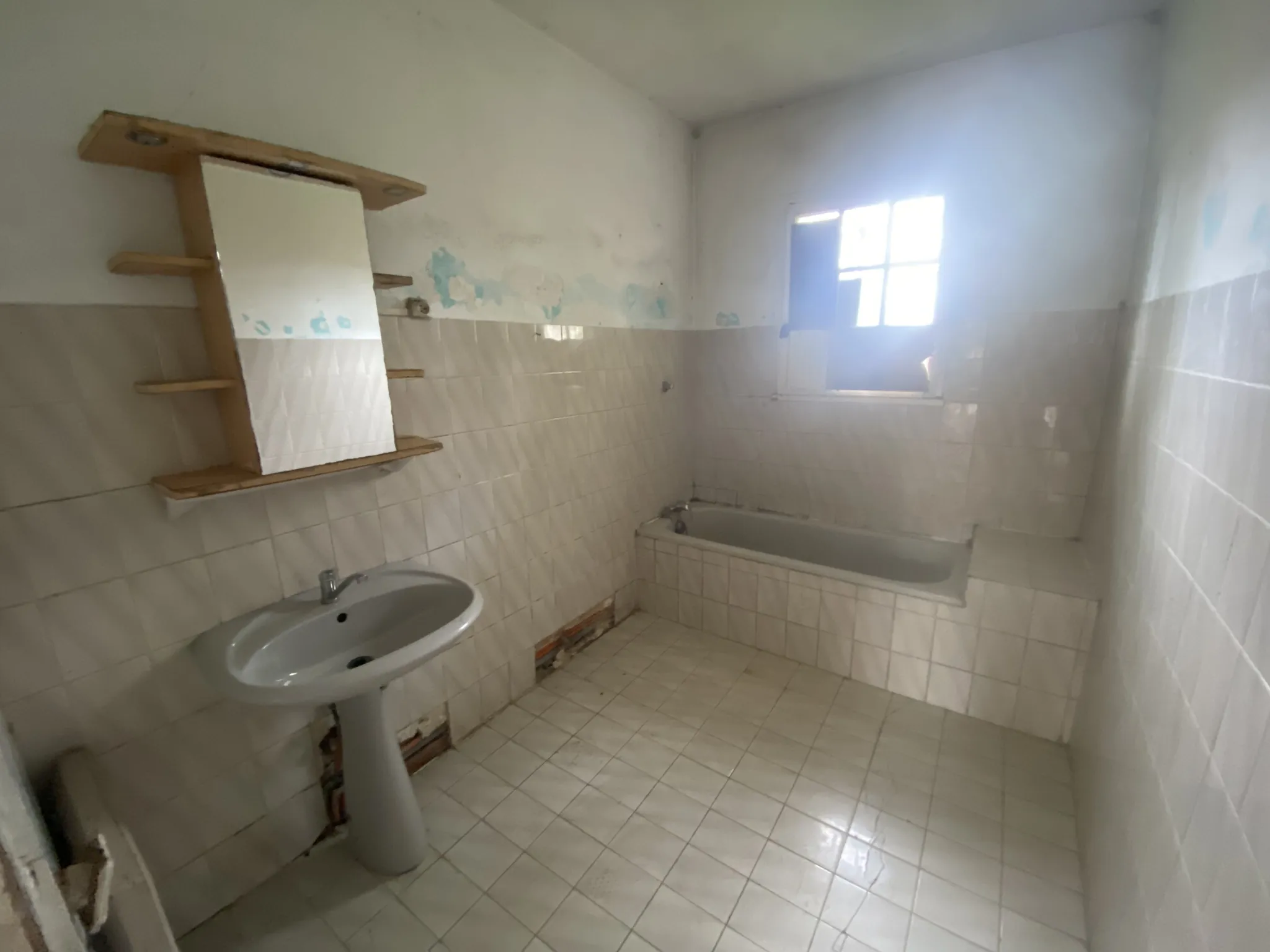 Maison à rénover de plain-pied sur 4743 m² à proximité de La Réole 