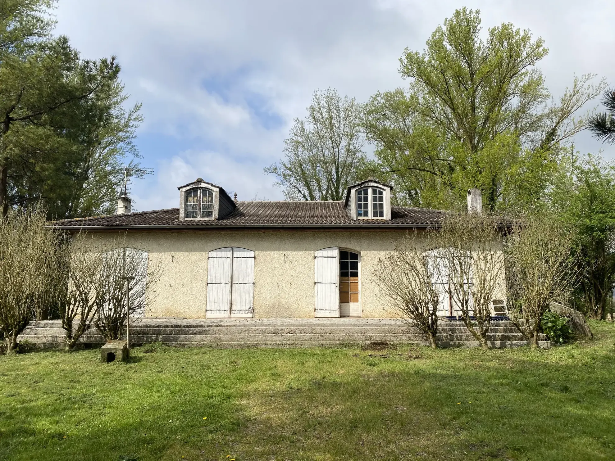 Maison à rénover de plain-pied sur 4743 m² à proximité de La Réole 