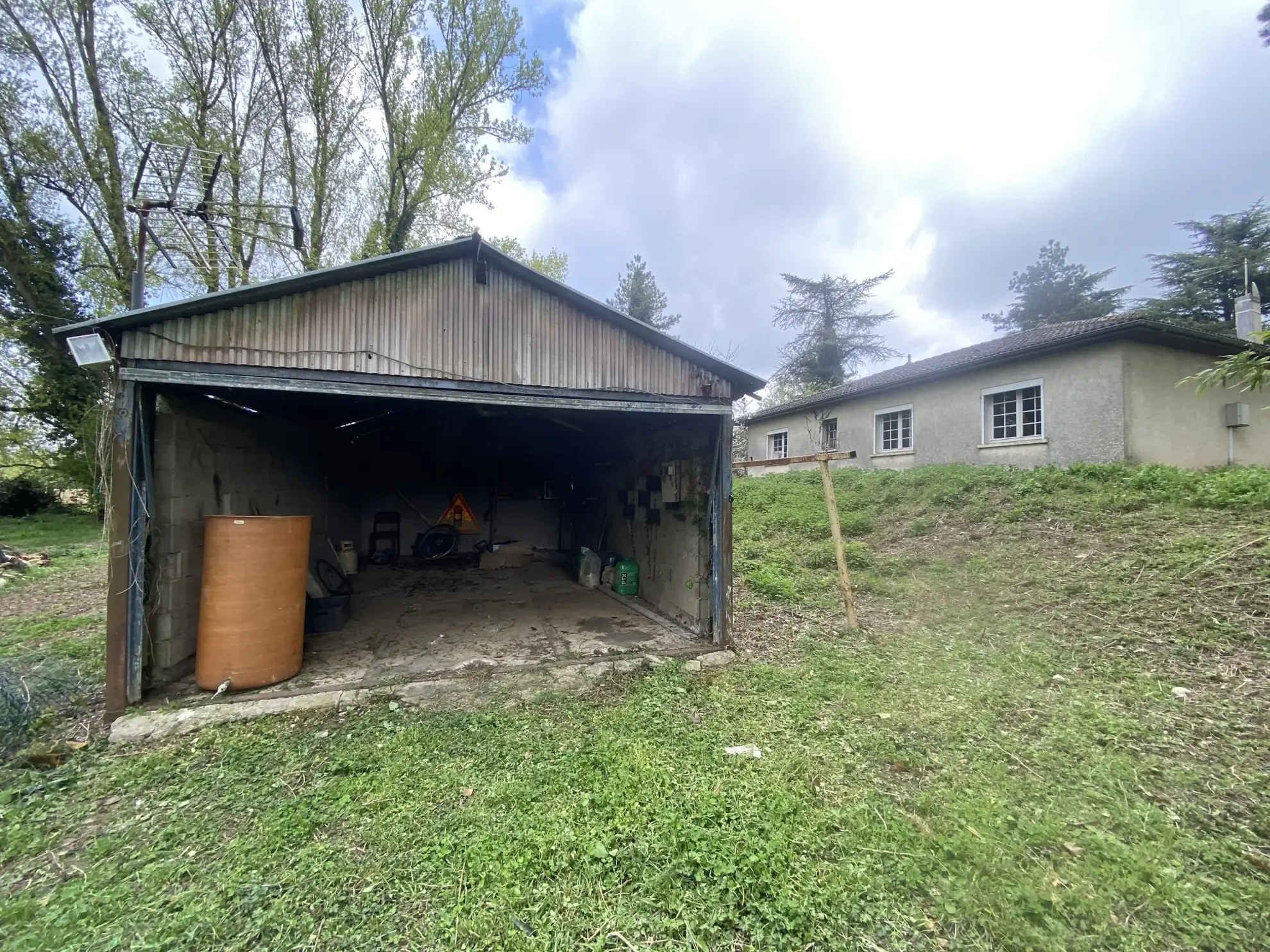 Maison à rénover de plain-pied sur 4743 m² à proximité de La Réole 