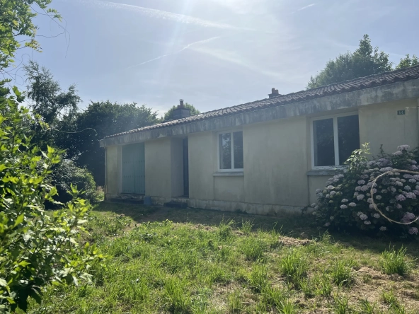 Maison de plain-pied à rénover à Saint Laurent de la Salle avec terrain de 1475 m2