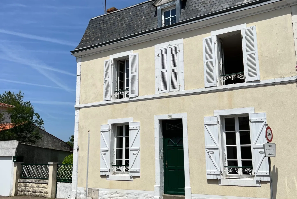 Maison en pierres à vendre à Sainte Hermine avec jardin et garage 