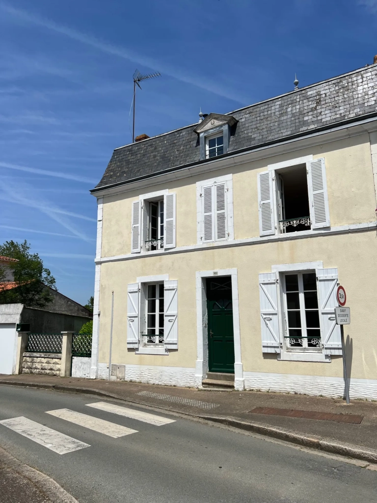 Maison en pierres à vendre à Sainte Hermine avec jardin et garage