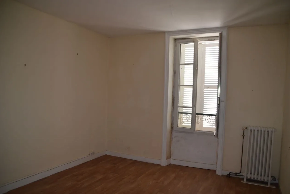 Maison en pierres à vendre à Sainte Hermine avec jardin et garage 