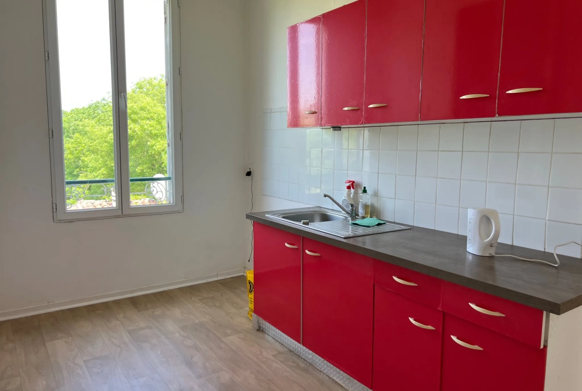 Maison en pierres à vendre à Sainte Hermine avec jardin et garage 