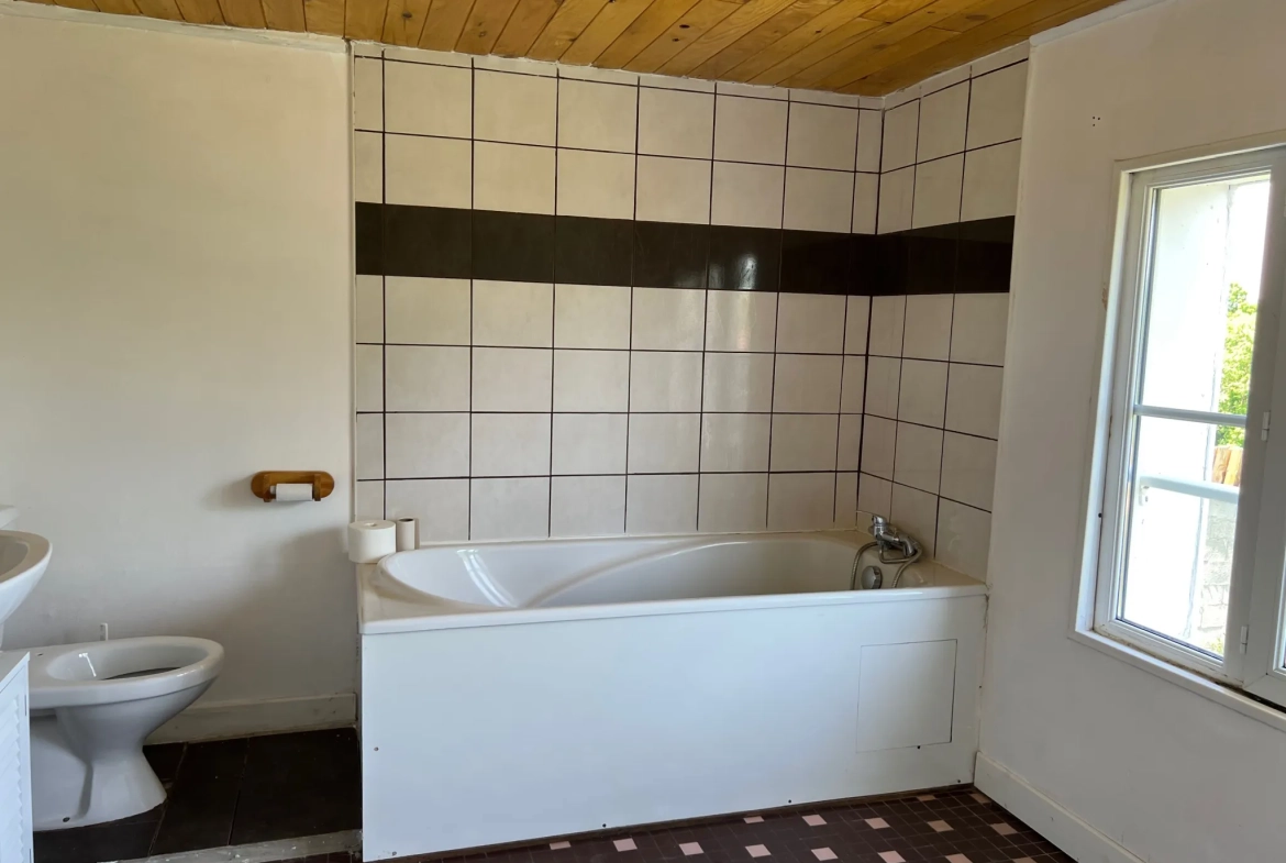 Maison en pierres à vendre à Sainte Hermine avec jardin et garage 