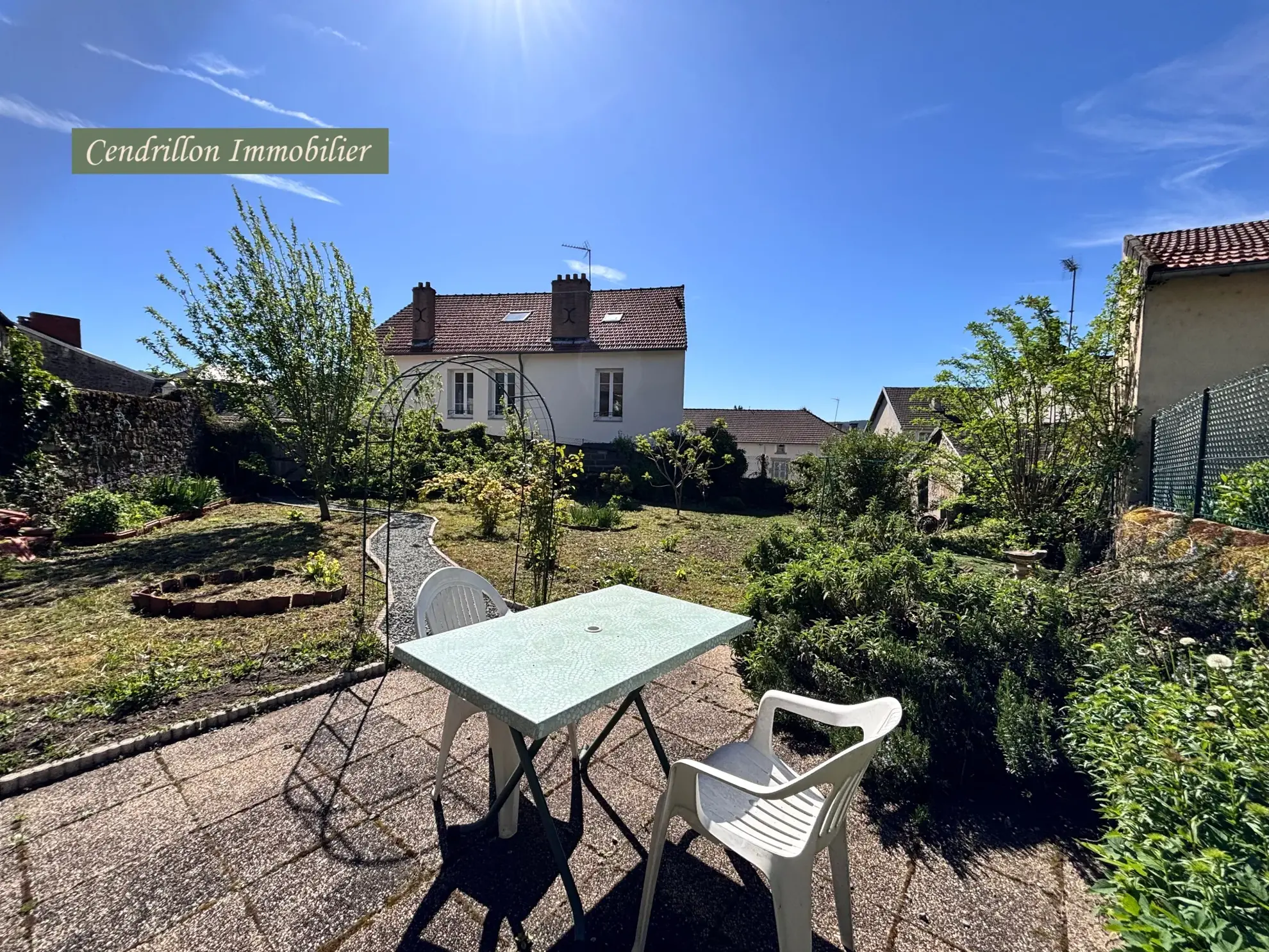 Maison de ville en pierres de 65 m² avec jardin exposé sud à Bourganeuf 