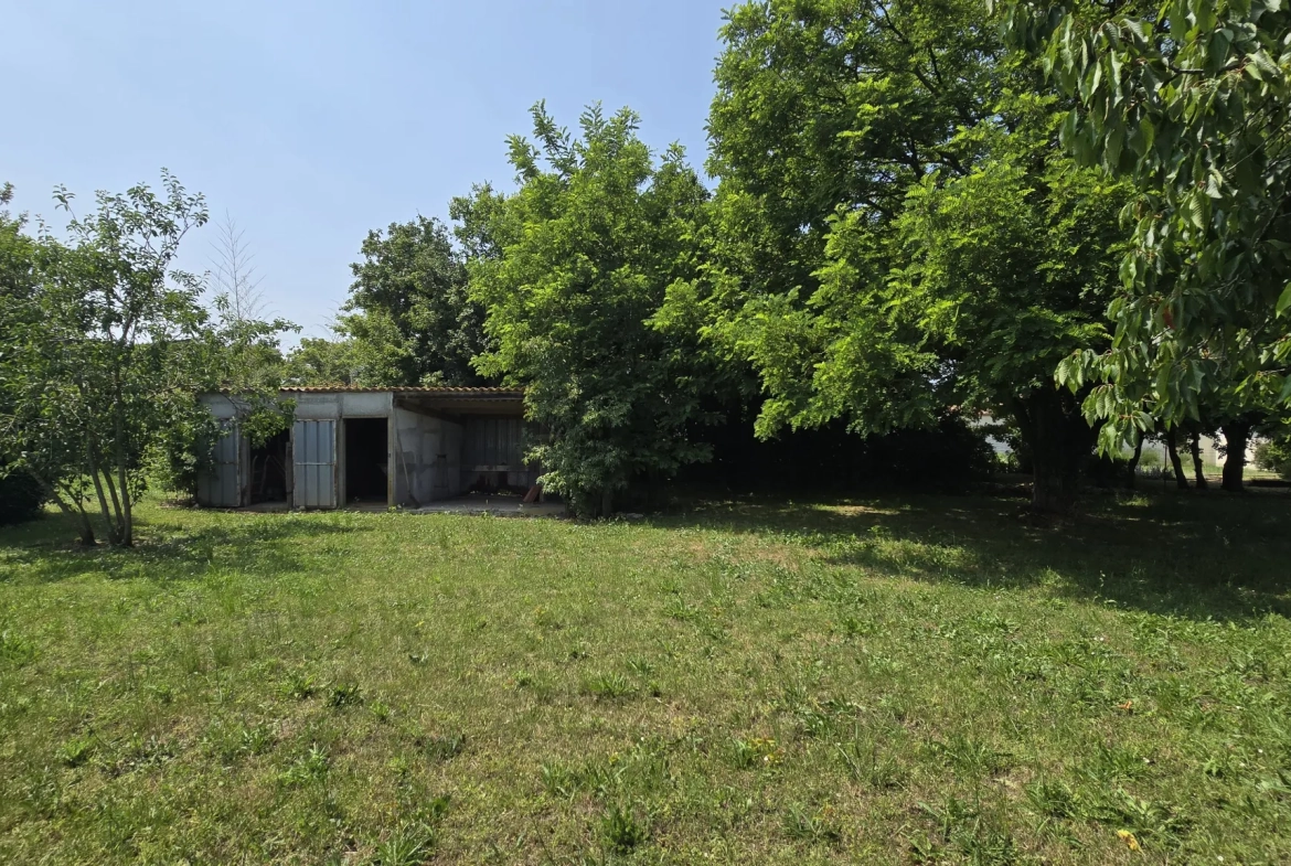 Maison à rafraîchir de plain-pied à Saint Jean de Liversay sur 1600 m² 