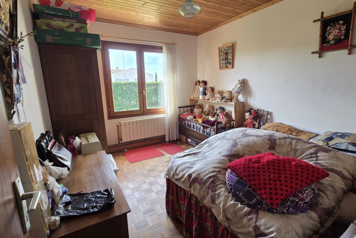 Maison à rafraîchir de plain-pied à Saint Jean de Liversay sur 1600 m² 