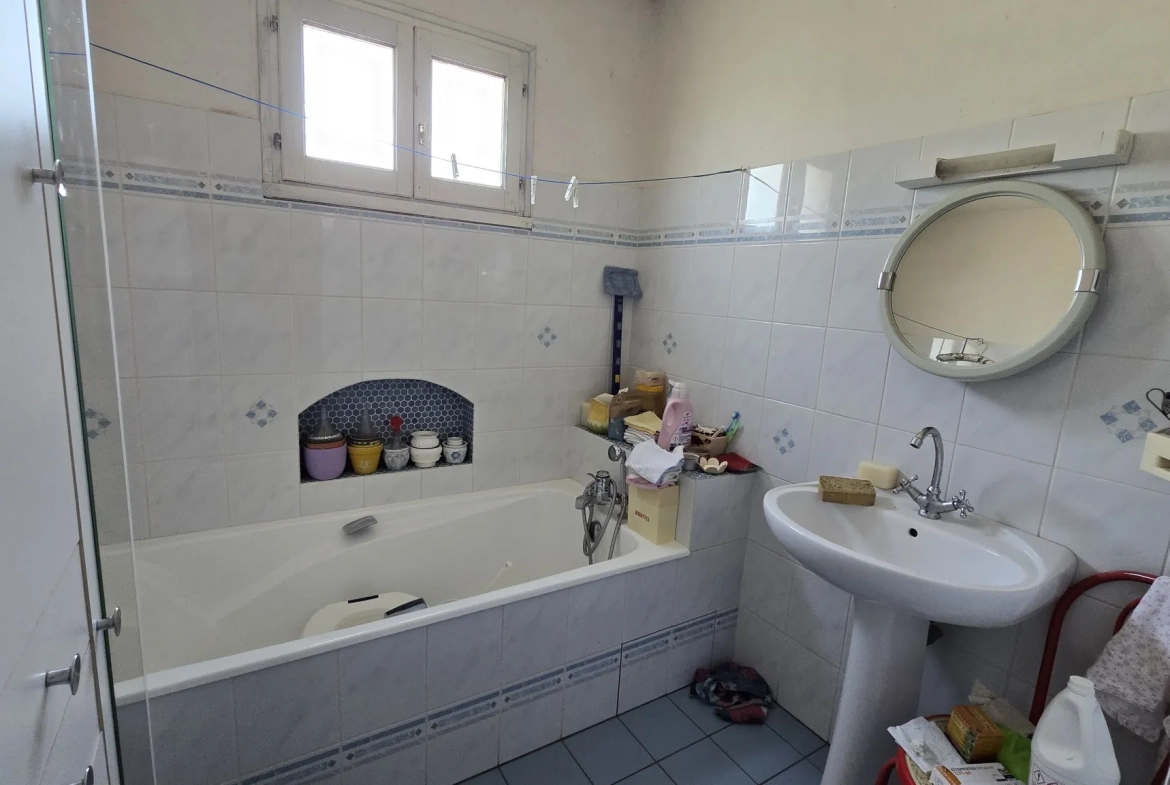 Maison à rafraîchir de plain-pied à Saint Jean de Liversay sur 1600 m² 