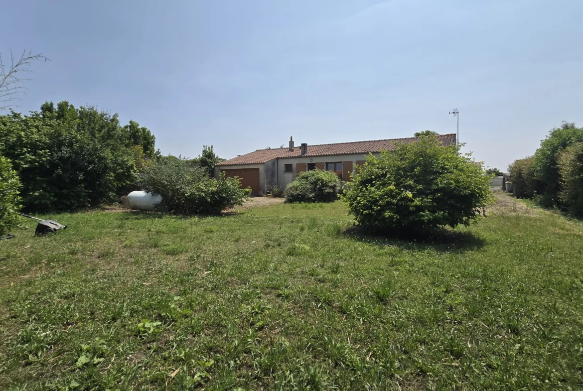 Maison à rafraîchir de plain-pied à Saint Jean de Liversay sur 1600 m² 