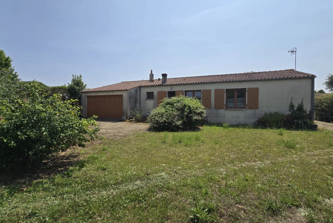 Maison à rafraîchir de plain-pied à Saint Jean de Liversay sur 1600 m² 