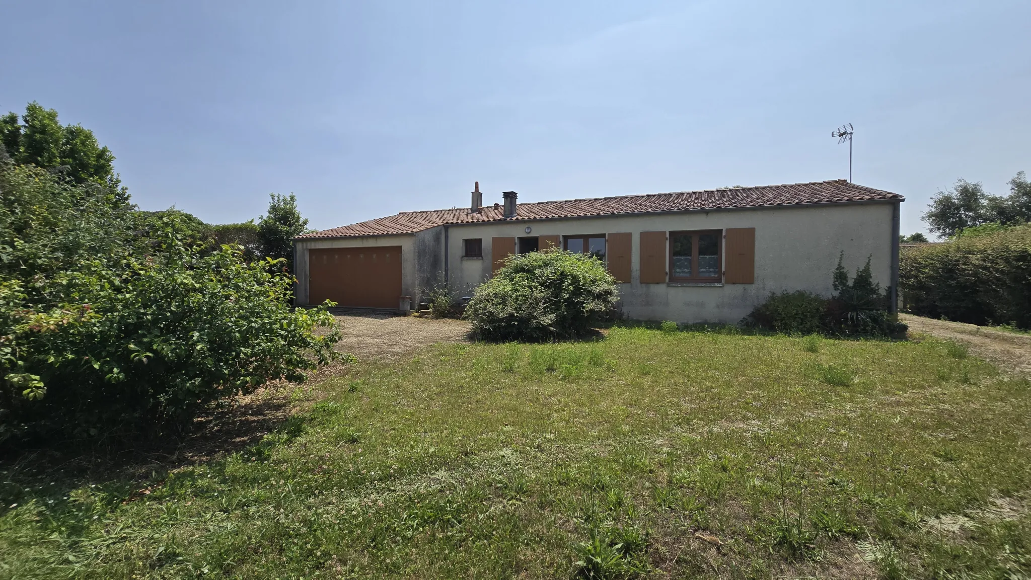 Maison à rafraîchir de plain-pied à Saint Jean de Liversay sur 1600 m² 