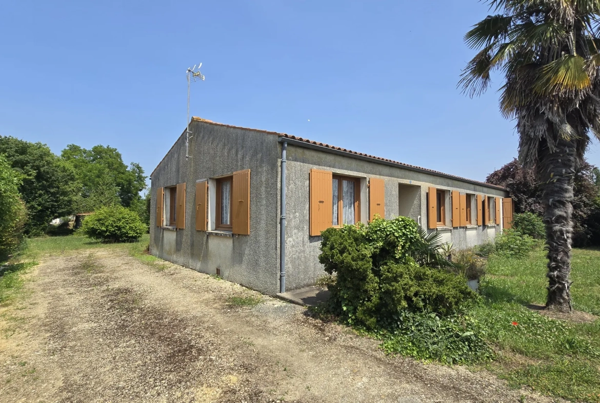 Maison à rafraîchir de plain-pied à Saint Jean de Liversay sur 1600 m² 