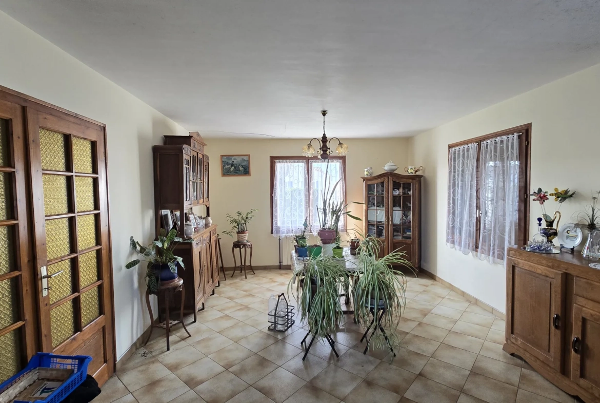 Maison à rafraîchir de plain-pied à Saint Jean de Liversay sur 1600 m² 