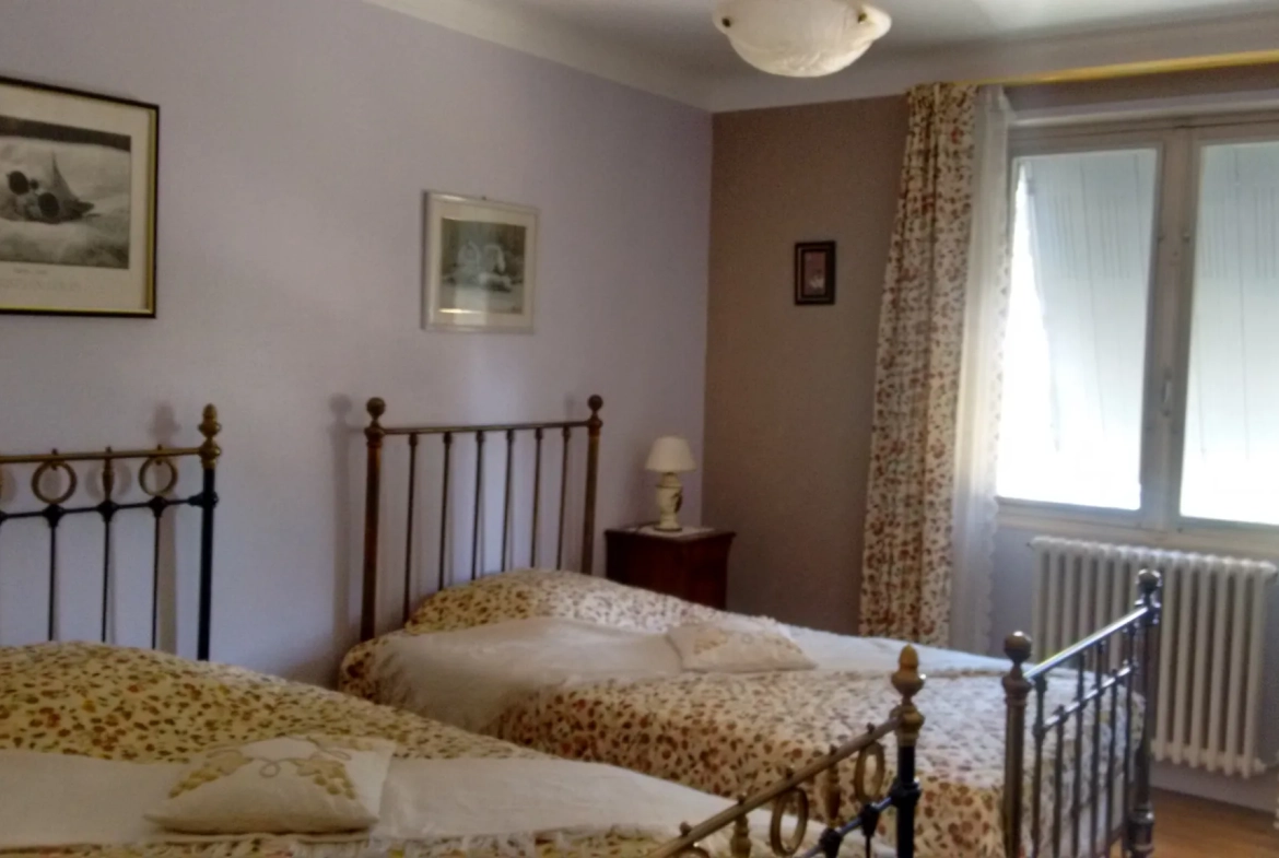 Maison en pierres avec deux appartements à Sarlat, potentiel d'agrandissement et fort rendement locatif 